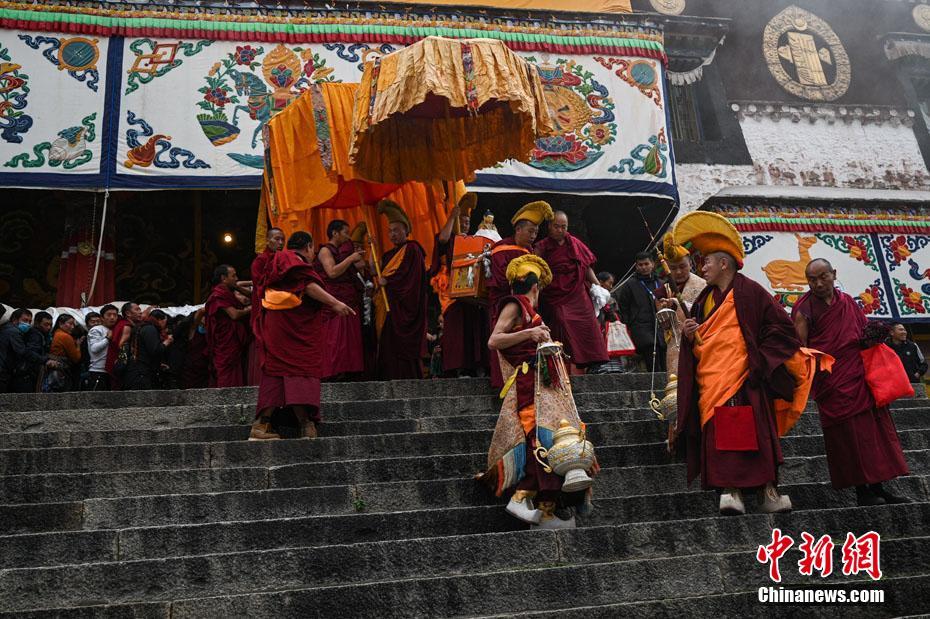 拉萨雪顿节开幕 哲蚌寺举行展佛活动