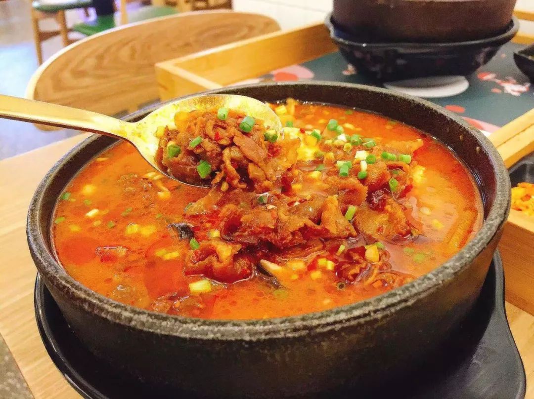 带上男朋友,帮你拌上一份饭 肥牛大酱汤 与别家的石锅拌饭不同的是