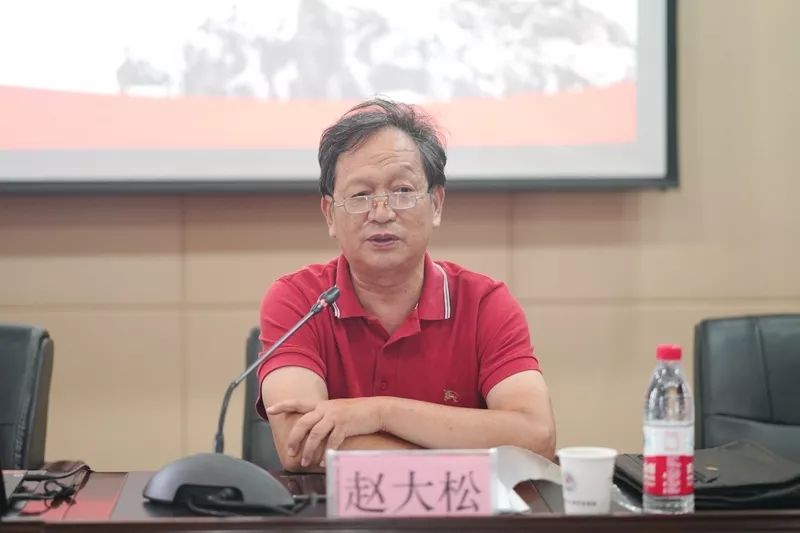 原崇安区信访局局长赵大松为团聚梁溪4班学员们带来了一堂生动的信访