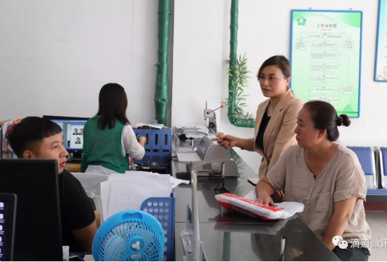 滴道区委常委,组织部长王亚飞深入窗口服务单位体验"走流程"