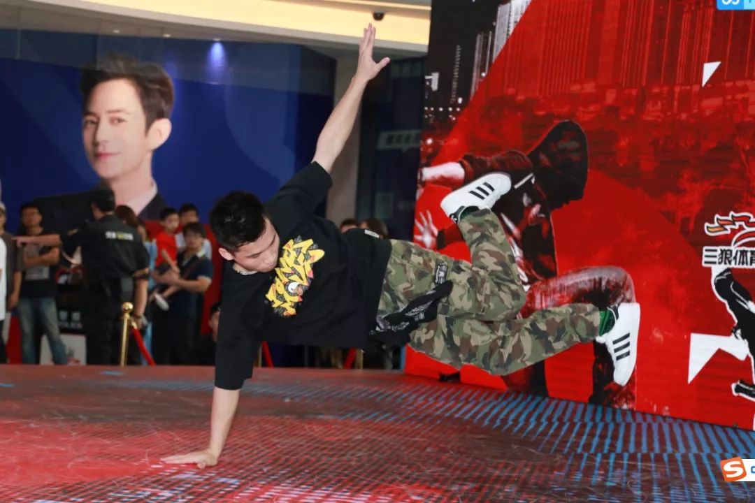 本次街舞大赛分别设置了齐舞,成人组1v1 battle,少儿组3v3 battle共三