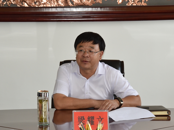 副区长梁耀文主持签订仪式并讲话,被选定为择优选培的学生代表尹祺祺