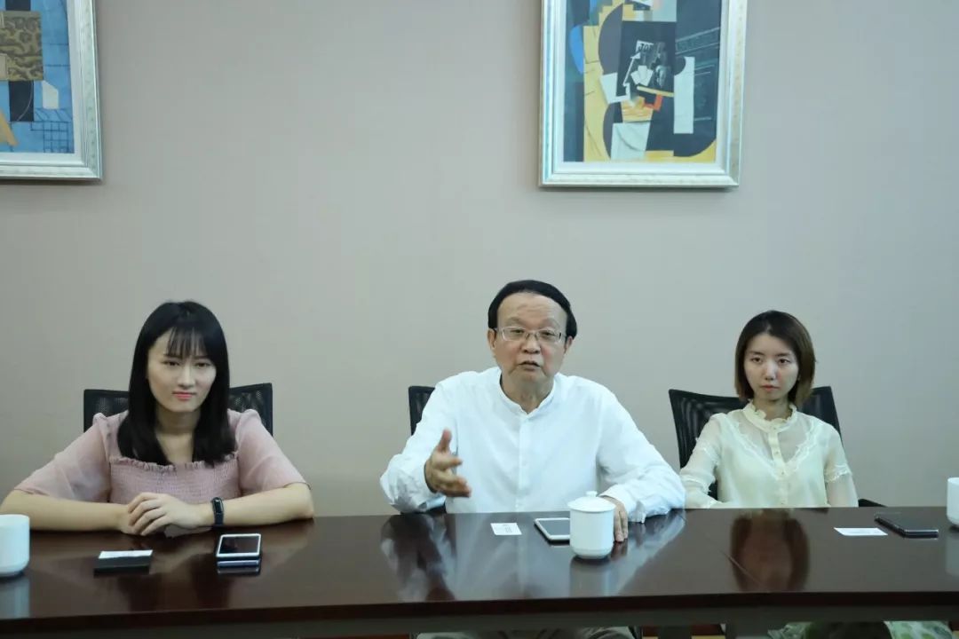 听了沈伟荣总裁的介绍,王日华会长对界龙集团所取得的卓有成效的业绩