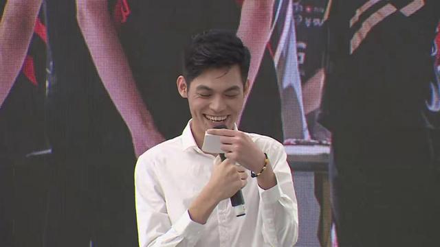 阿光代表英雄联盟出席广州电竞故事会央视直播牌面十足