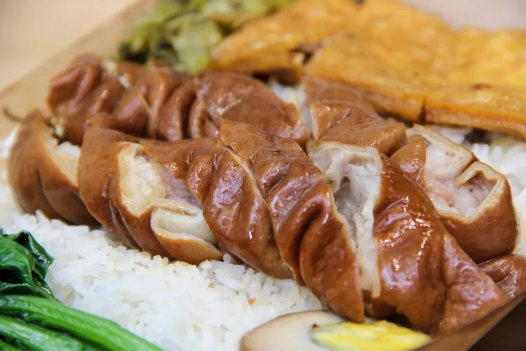 双拼饭是日靓汤山泉水足料靓汤,一碗足以抚慰心灵除此之外,各式卤味烧