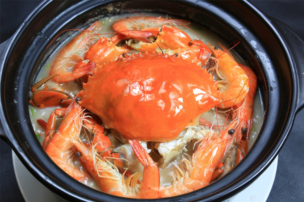 大的砂锅里满满都是虾蟹招牌虾蟹粥七稻鲜砂锅粥不如选择营养美味又健