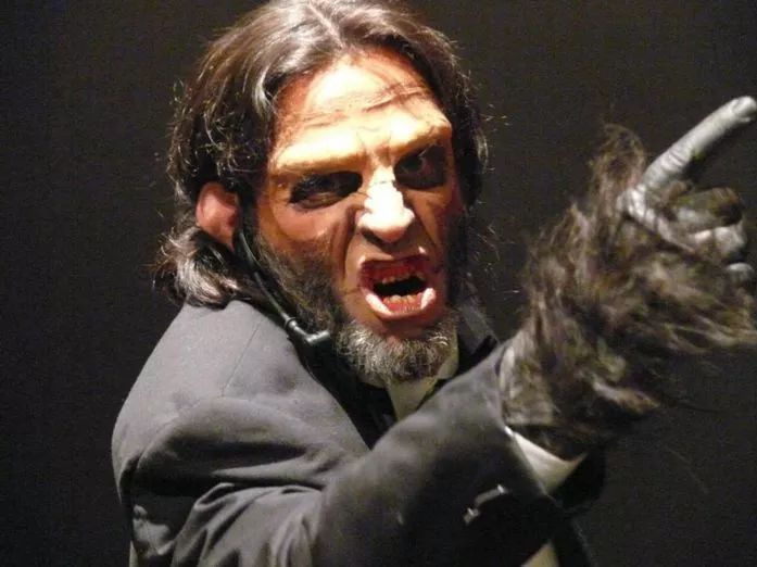 卡夫卡的猿硬核大胆演绎卡夫卡式噩梦