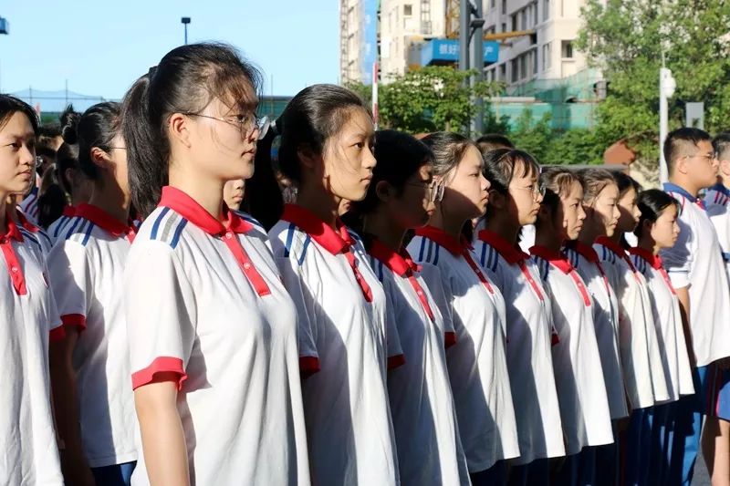 挥洒汗水磨练意志记厦门一中海沧校区高二年级军训活动