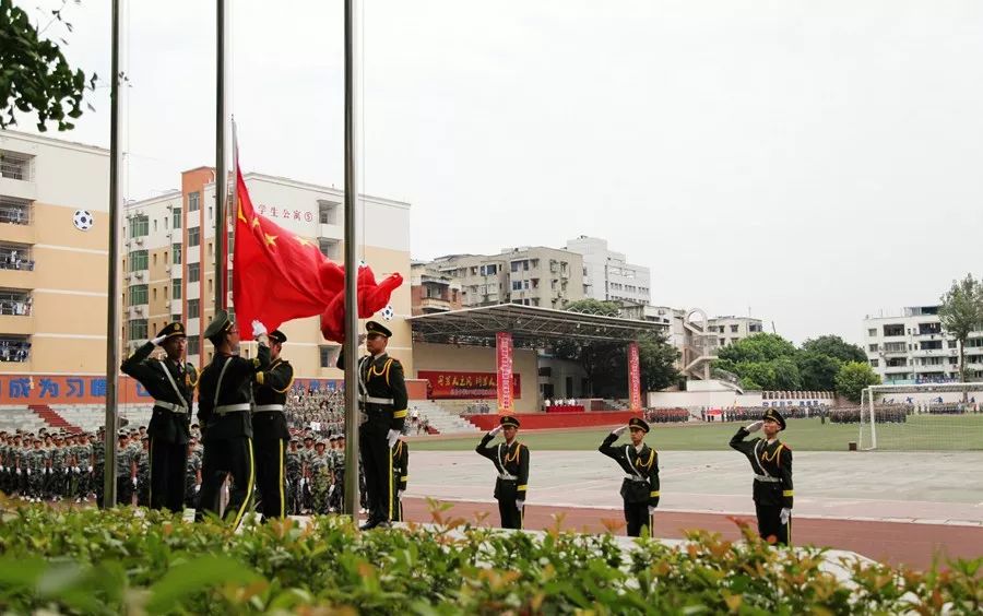 三台县潼川镇武装部部长翟丁,军训总教官彭振荣,三台中学党委书记校长
