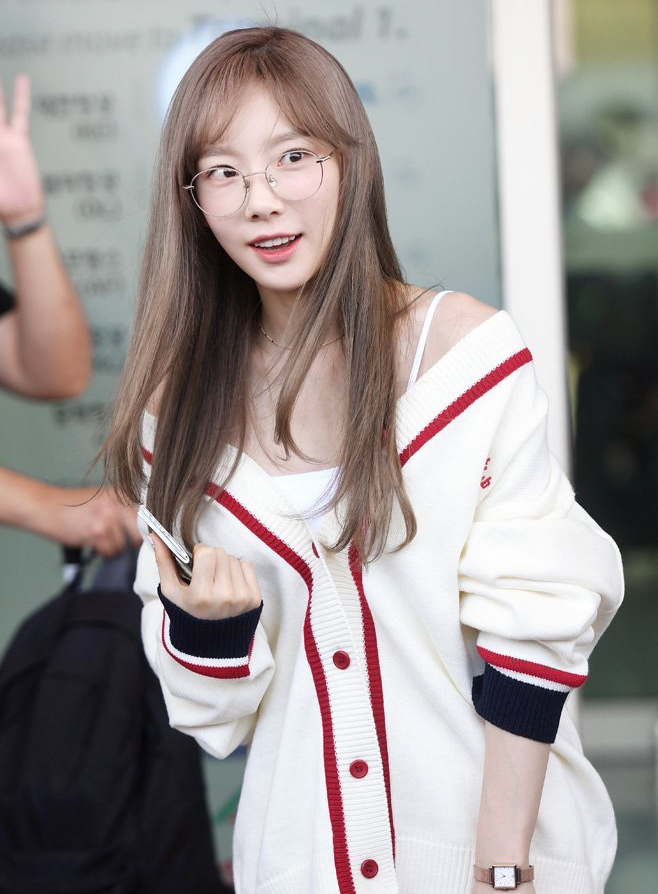 金泰妍仁川机场近照呆萌的泰古好可爱戴个眼镜跟田鸡似的