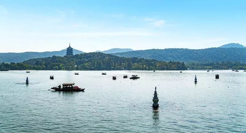 又称"小瀛洲",是西湖三岛中面积最大,唯一能上岛游览的一个岛,被誉为