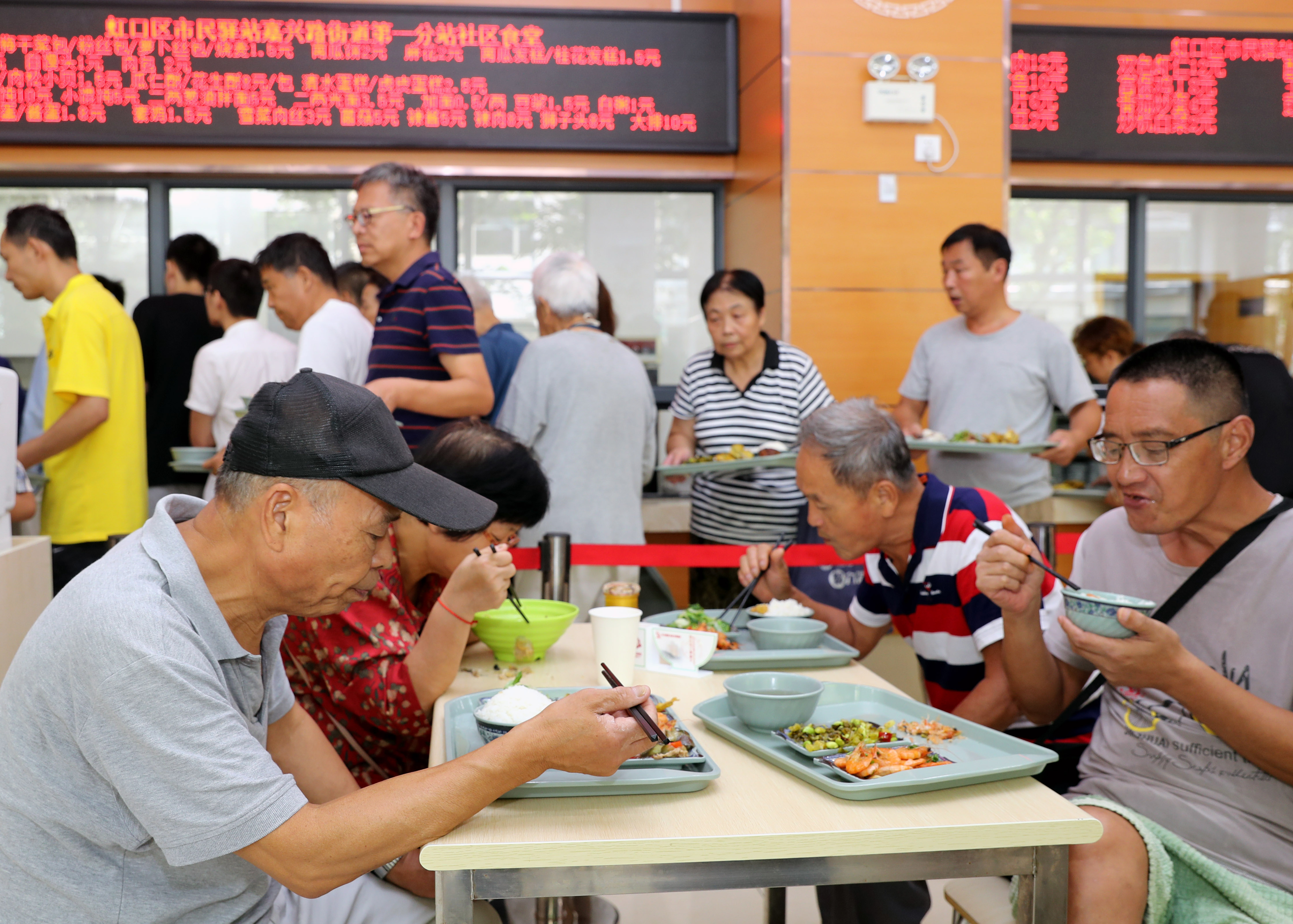 上海社区食堂价廉味美为老助餐方便居民