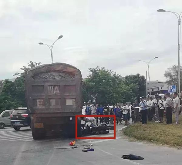 南环路发生惨烈车祸,现场监控视频曝光.