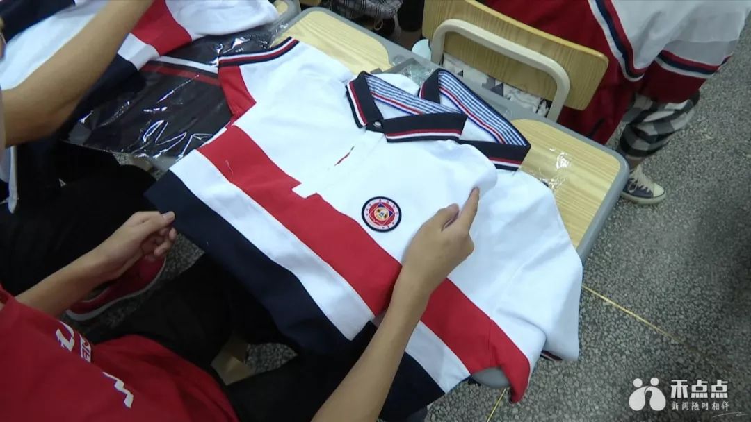 同城丨嘉兴一中,秀州中学全体新生投票,只为选出._校服