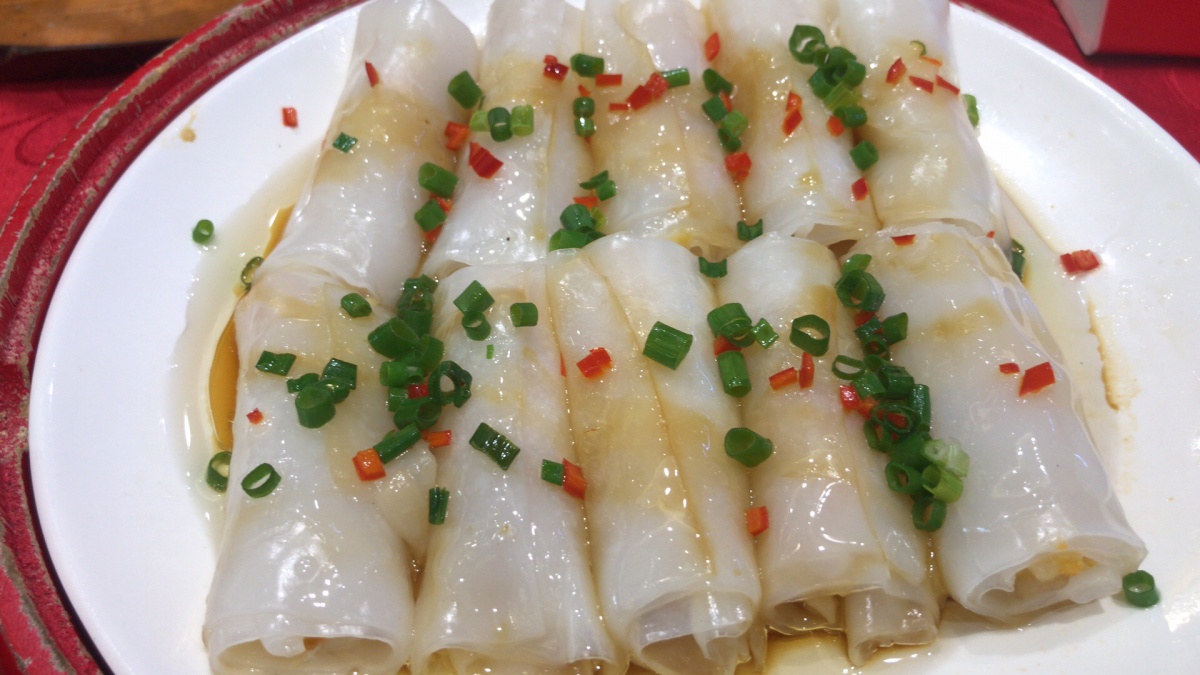 白玉蒸虾卷薄如纸片的面皮包裹着多种肉馅制成的扁食经过热油洗楞般