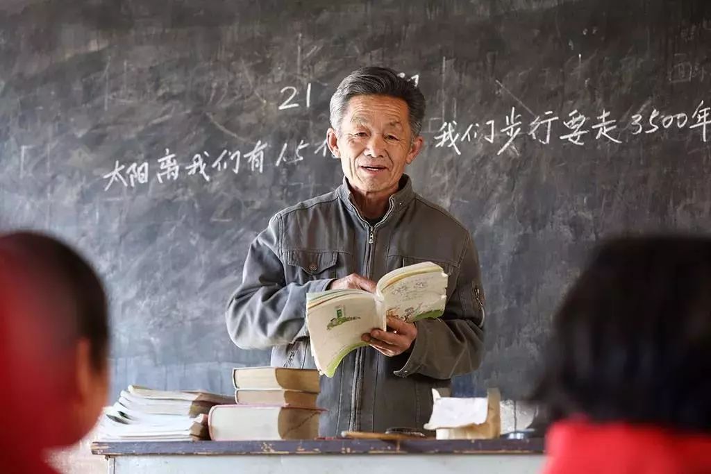 当前是教师退休高峰期 当前农村学校还存在一定数量的55—59岁之嫉哪