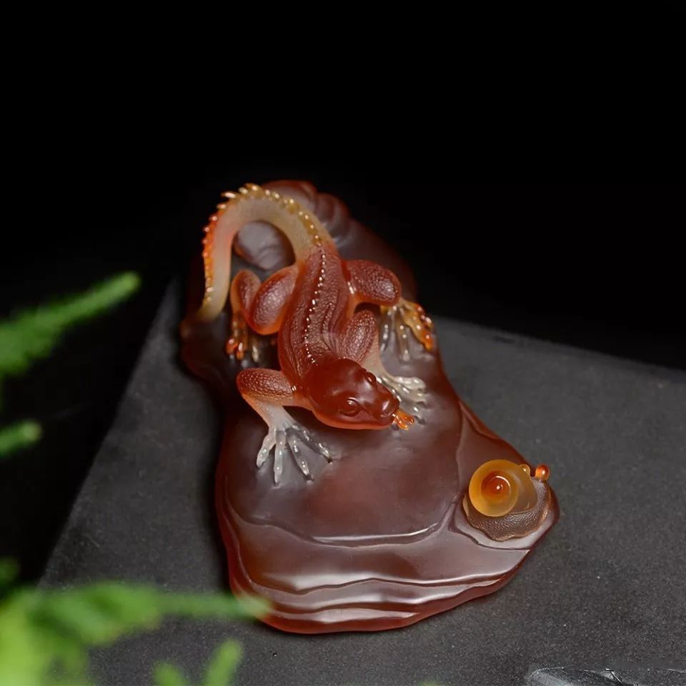 逼真度极高的一只蜥蜴玛瑙雕刻尾巴卷起优美自然