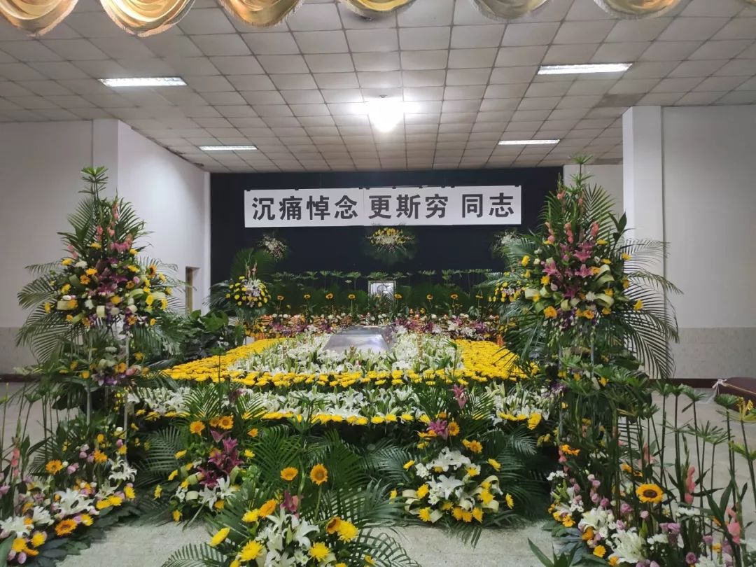 沉痛悼念消防英雄更斯穷同志遗体告别仪式在都江堰举行