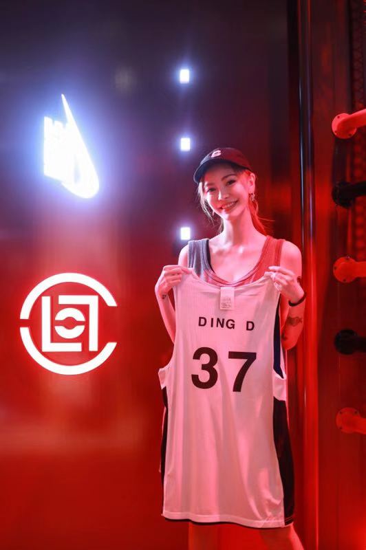 李方丁出席nike×clot liondance快闪店开幕 巧笑嫣然审美狙击