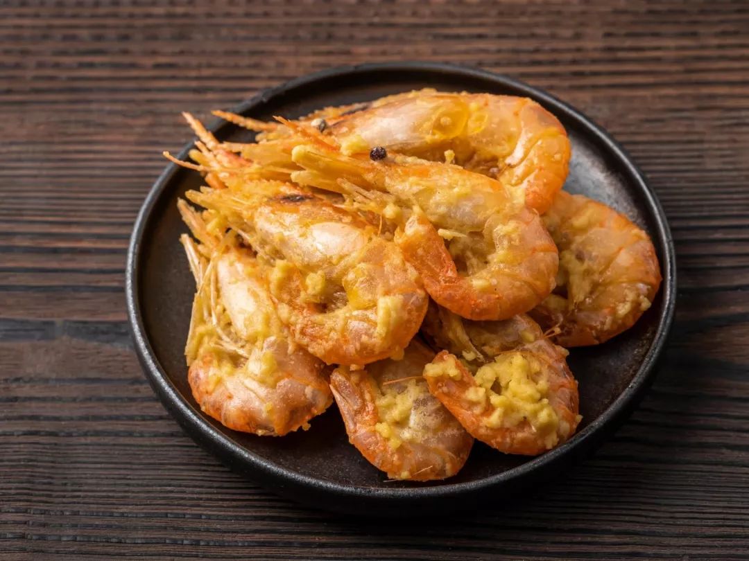 鲜香油爆虾裹上沙沙的咸蛋黄每一口都是享受