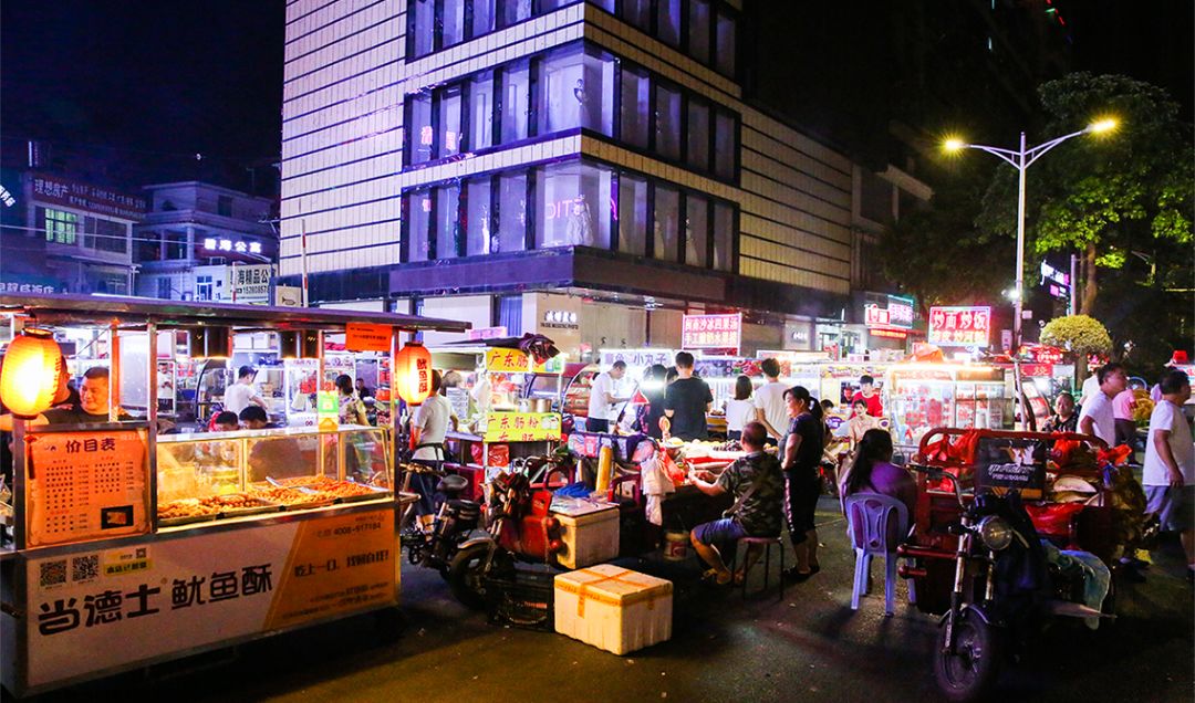 宝洲路这条夜宵街藏着40家推车小吃摊越晚人越多