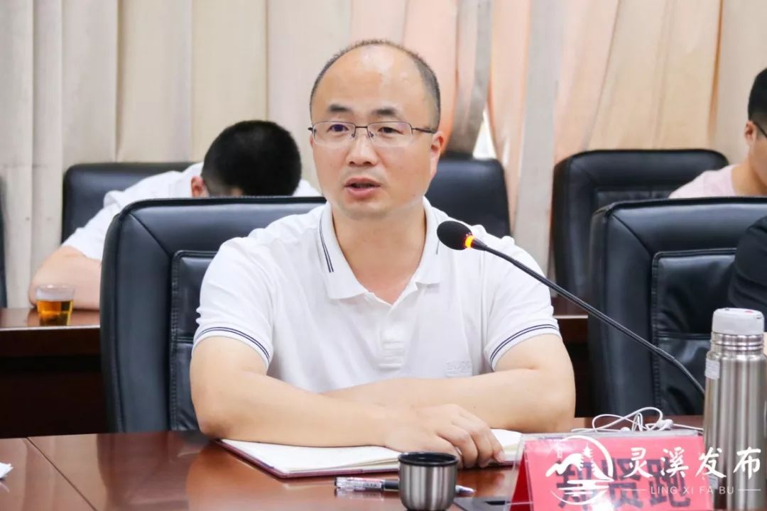 郑贤跑在会上指出,政协委员的建议有思考,有见地,为灵溪镇老旧城改造