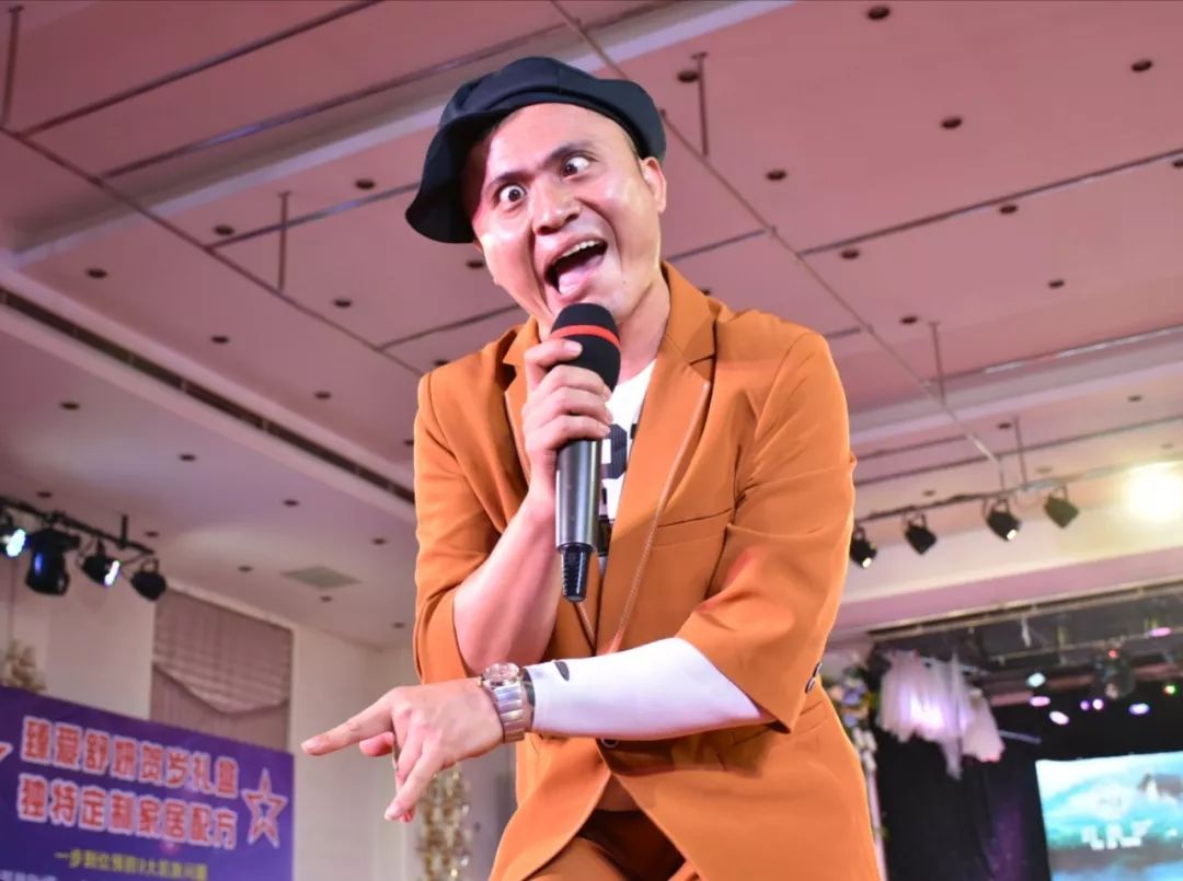 《丑角》作者:汇宝仓《微笑》作者:毛毛《最美背影》作者:赵路坦《因