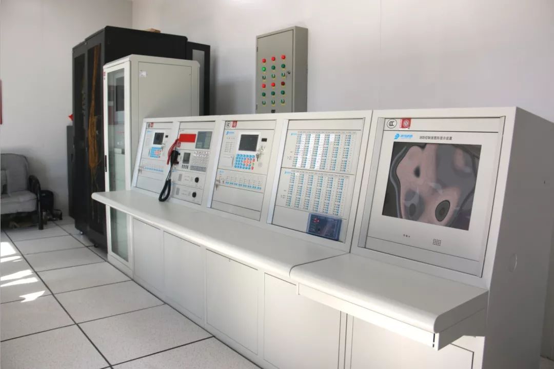 以及中心机房,消控中心等,24间90人多媒体教室12间120人马蹄形教室,4