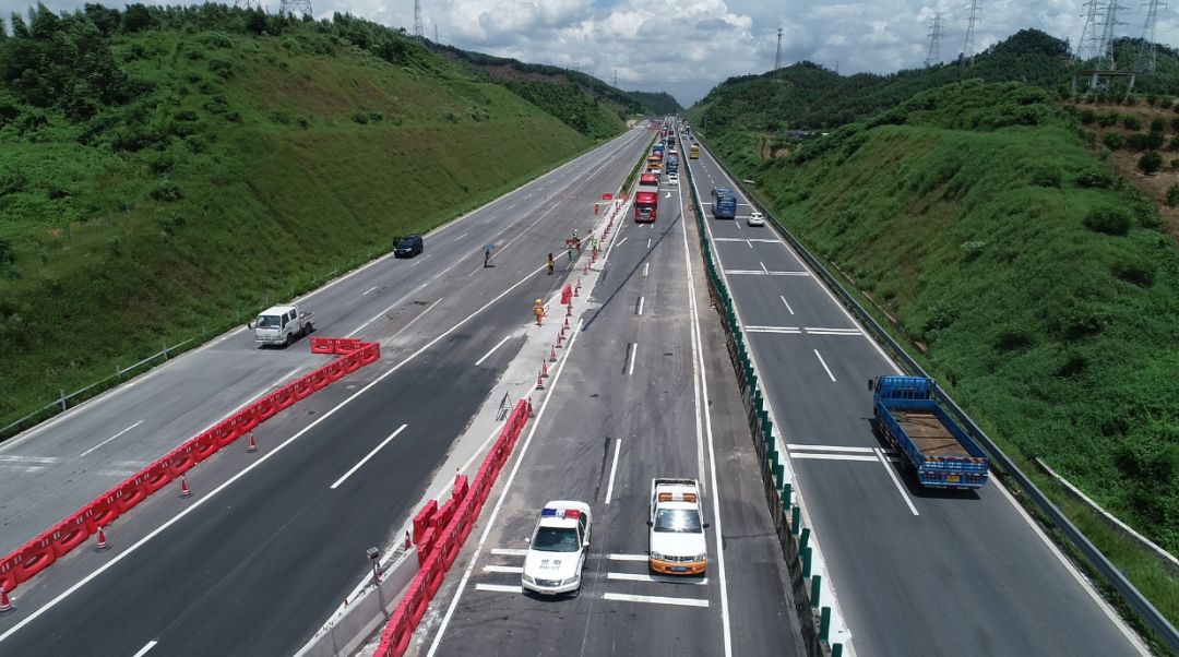 起点为佛开高速公路,连接已扩建的谢边至三堡段,途经雅瑶,共和,司前