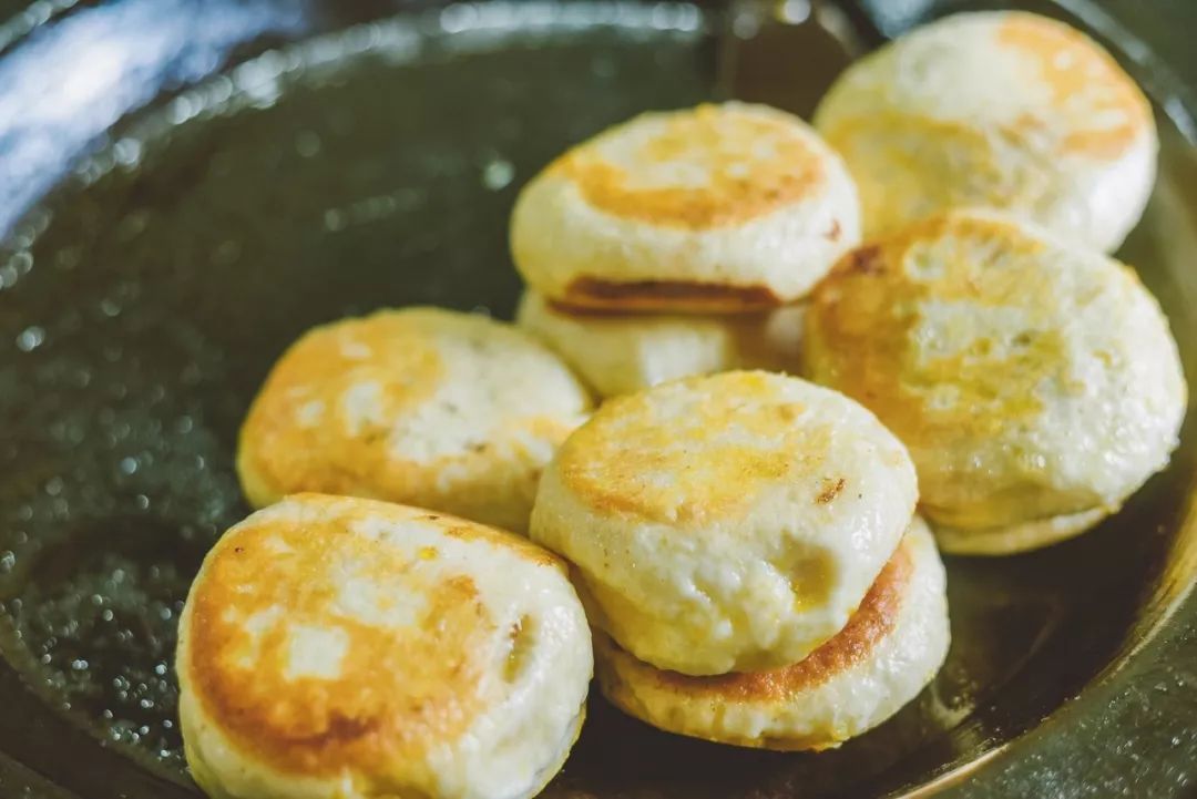 按阿姨们自己的推荐,麦油脂,锅块还有小笼包,再配上一碗咸浆,古城的