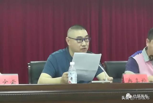 在捐资助学仪式上,什邡市建筑业联合协会秘书长邓少云代表爱心企业对