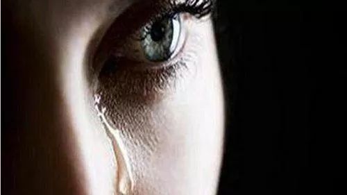 在我们内眼角的位置有两个孔,分别是上泪点和下泪点,上下泪点通往泪囊
