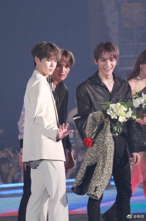 soba颁奖礼上李泰容突然爆笑的原因是因为看到了台下的超发光手幅