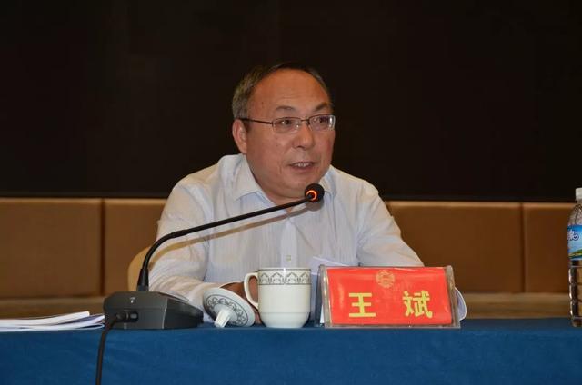 市委常委,宁蒗县委书记杨承新介绍了宁蒗县脱贫攻坚工作情况.