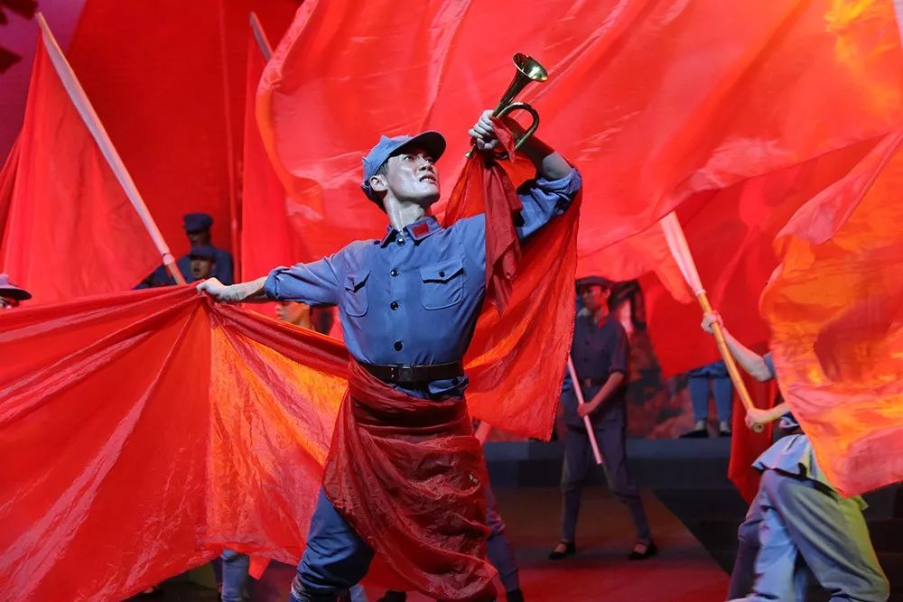 讲述红色三明故事交响诗组歌风展红旗如画在三明影剧院燃情开演