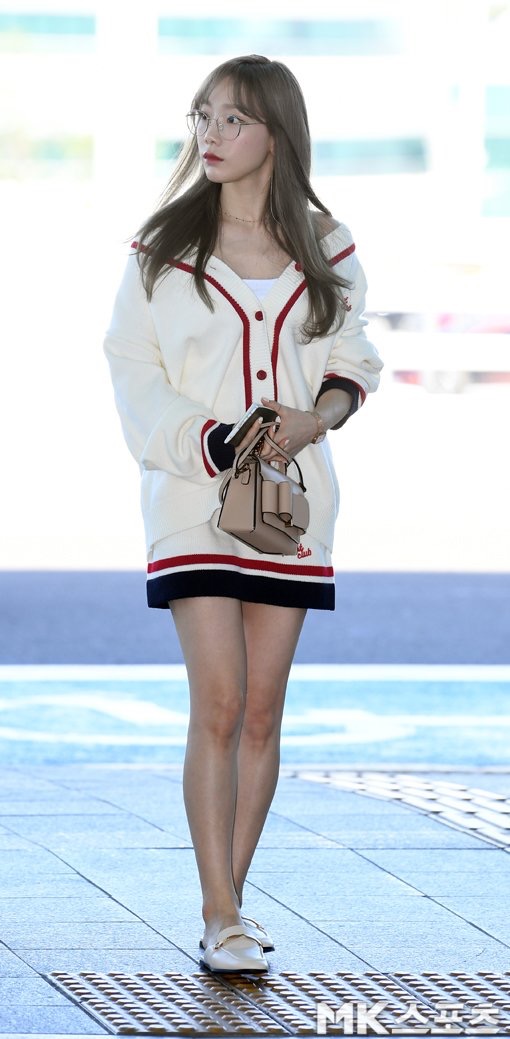 金泰妍甜美装扮亮相机场前往捷克布拉格拍摄画报