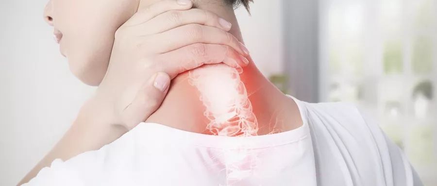 转脖子时咔咔响,是颈椎病吗?