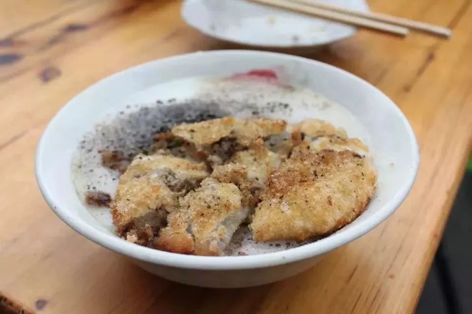 油炸粑稀饭地道的安顺早餐,吃法是把炸的焦黄香脆的豆沙馅儿糍粑放在