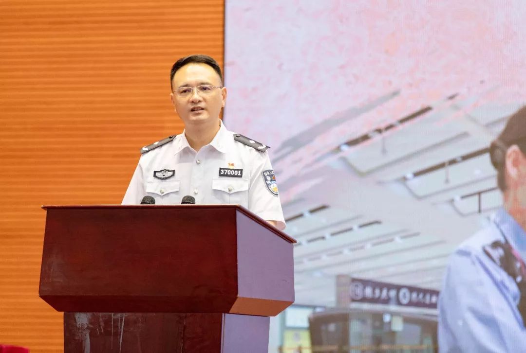 委员,副总站长李勇,尚伟参同志为获得二等奖的选手颁奖总站党委委员