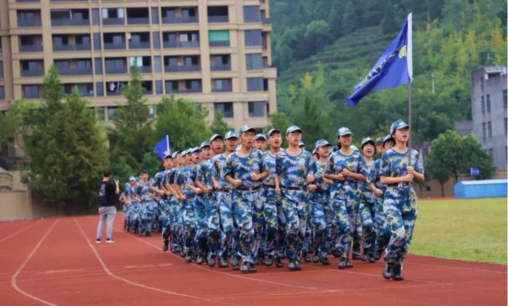用硬核军训体验开启硬核高中生涯记丽水中学2019级高一新生军训体验