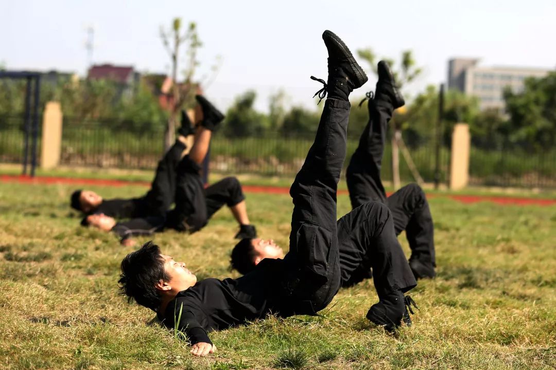 倒功,抱腿顶摔,上步跃起侧倒……擒敌拳讲究力度,速度,以及整齐划一的