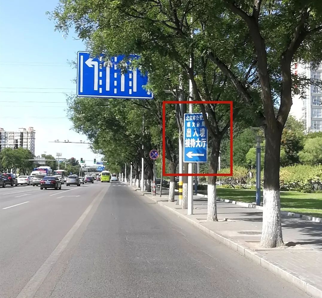 原北京市公安局顺义分局出入境接待大厅路线引导标识依然悬挂在灯杆上
