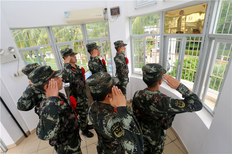 中,该支队警勤中队退伍老兵钱汗说道:"虽然我就要脱下军装,离开部队