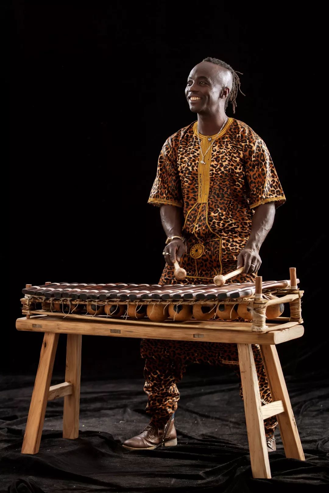 epizo是前著名象牙海岸ensemble koteba 的团队成员,西非几内亚griot