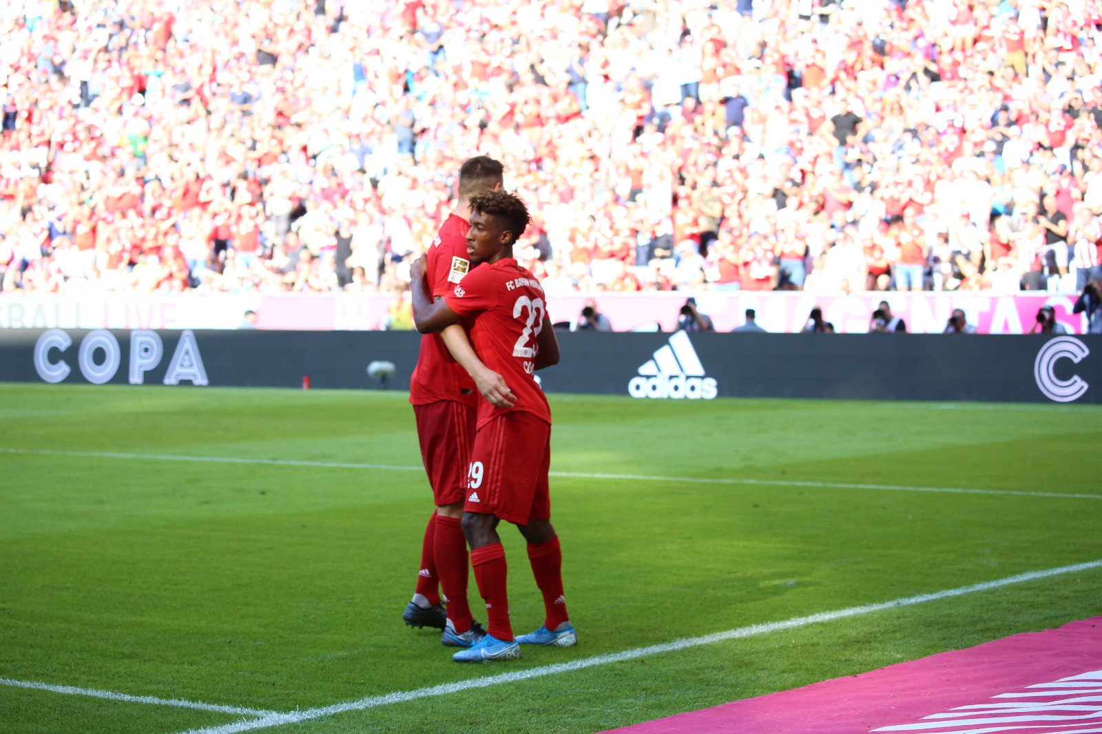 高清图:莱万破门左拥右抱 新援复制世界杯神作