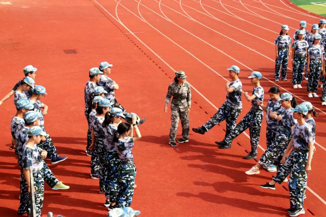 国防教育磨炼坚强意志绽放青春风采泗县一中军训火热进行中