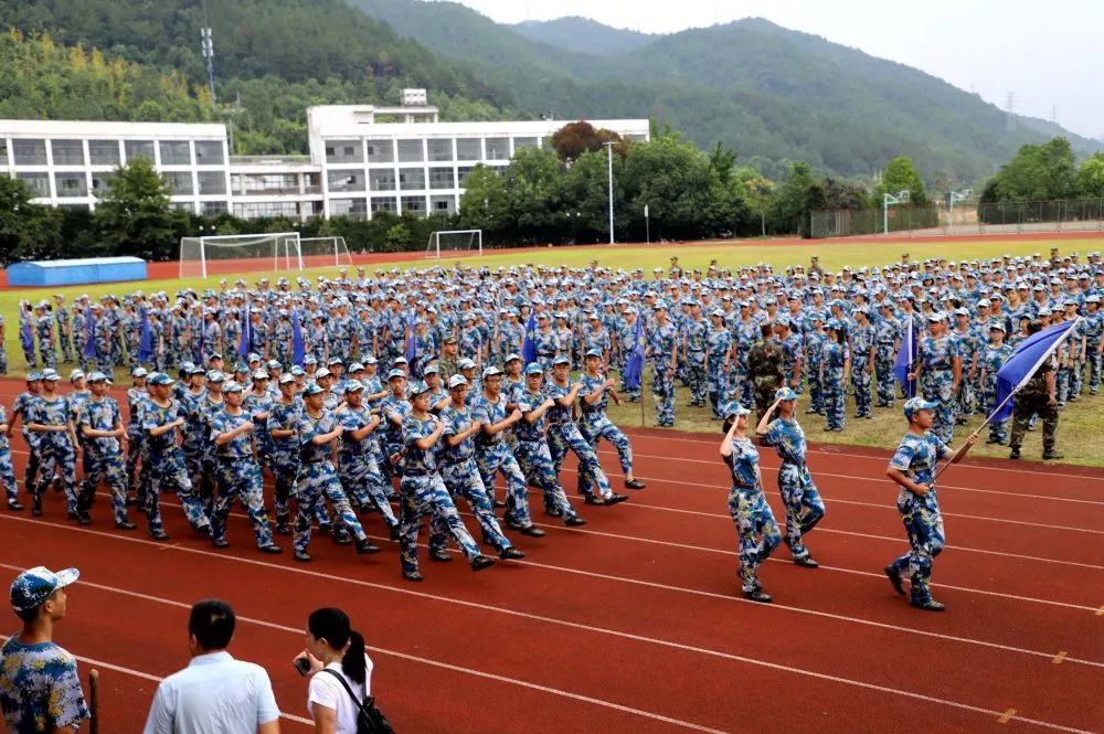 用硬核军训体验开启硬核高中生涯记丽水中学2019级高一新生军训体验