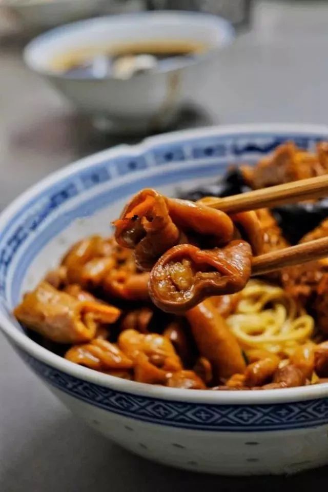 上海宁吃面最注重汤头和浇头,这家的大肠经过特殊的处理,口感酥糯软香