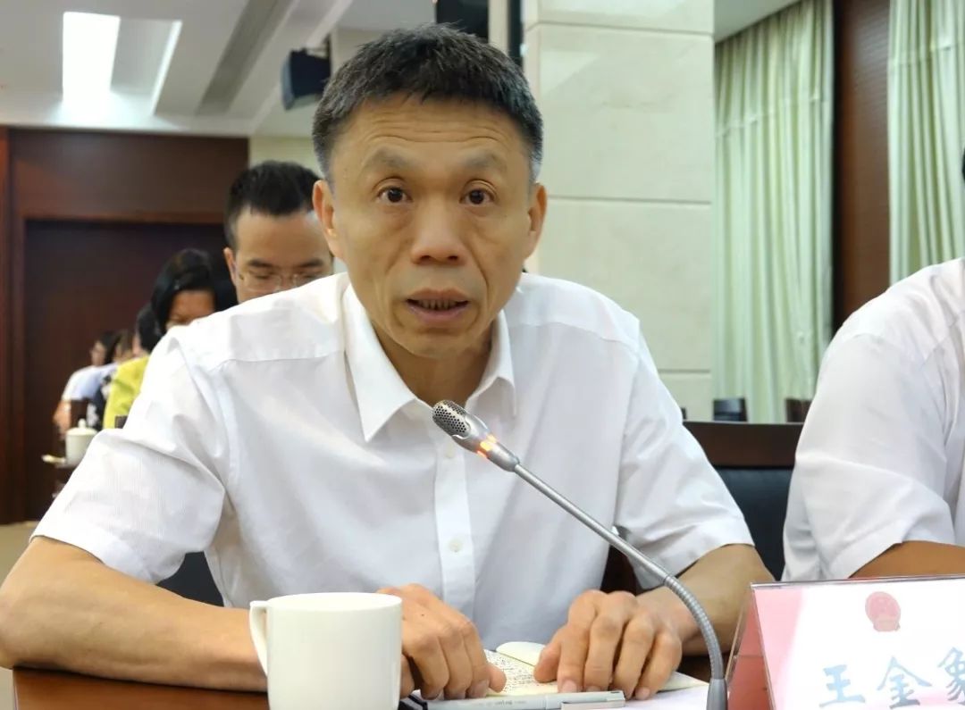 黄少伟听取和审议市人民政府研究处理《晋江市人大常委会关于我市实施