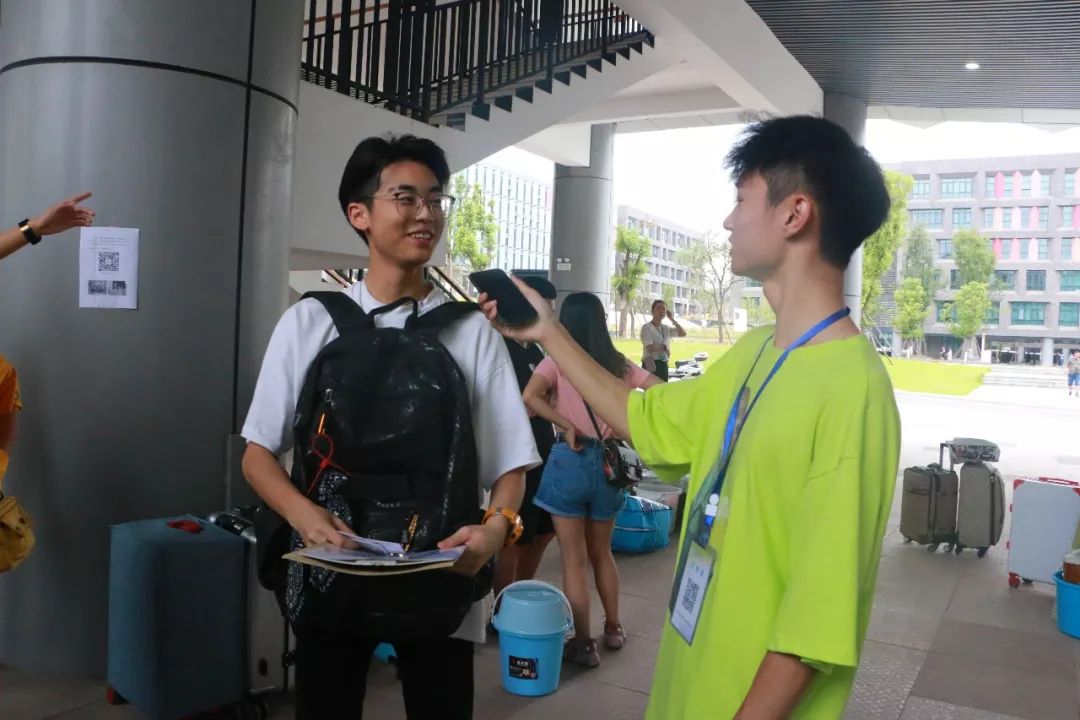 迎新采访嘿同学你上镜了